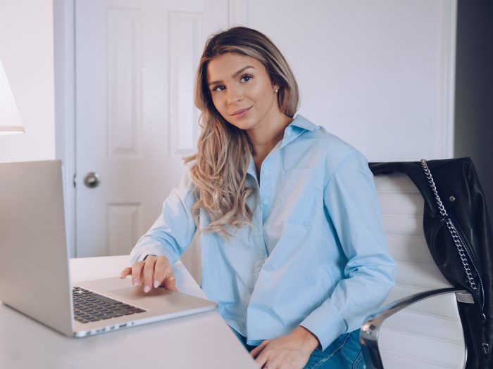 business-woman-with-laptop (1)