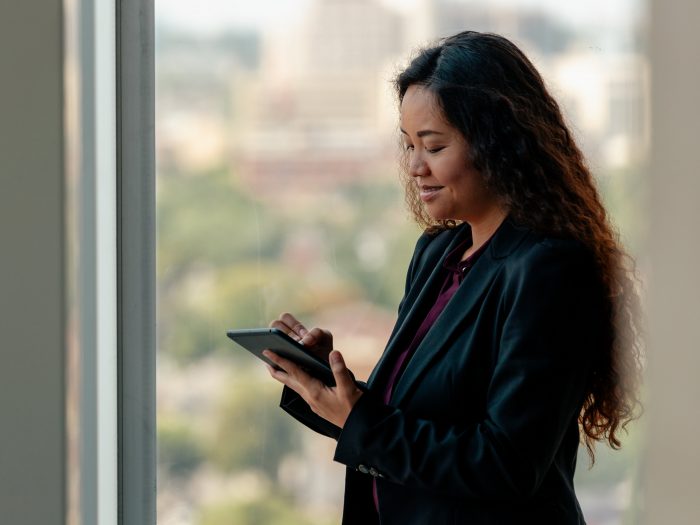 business-woman-with-ipad-and-stylus